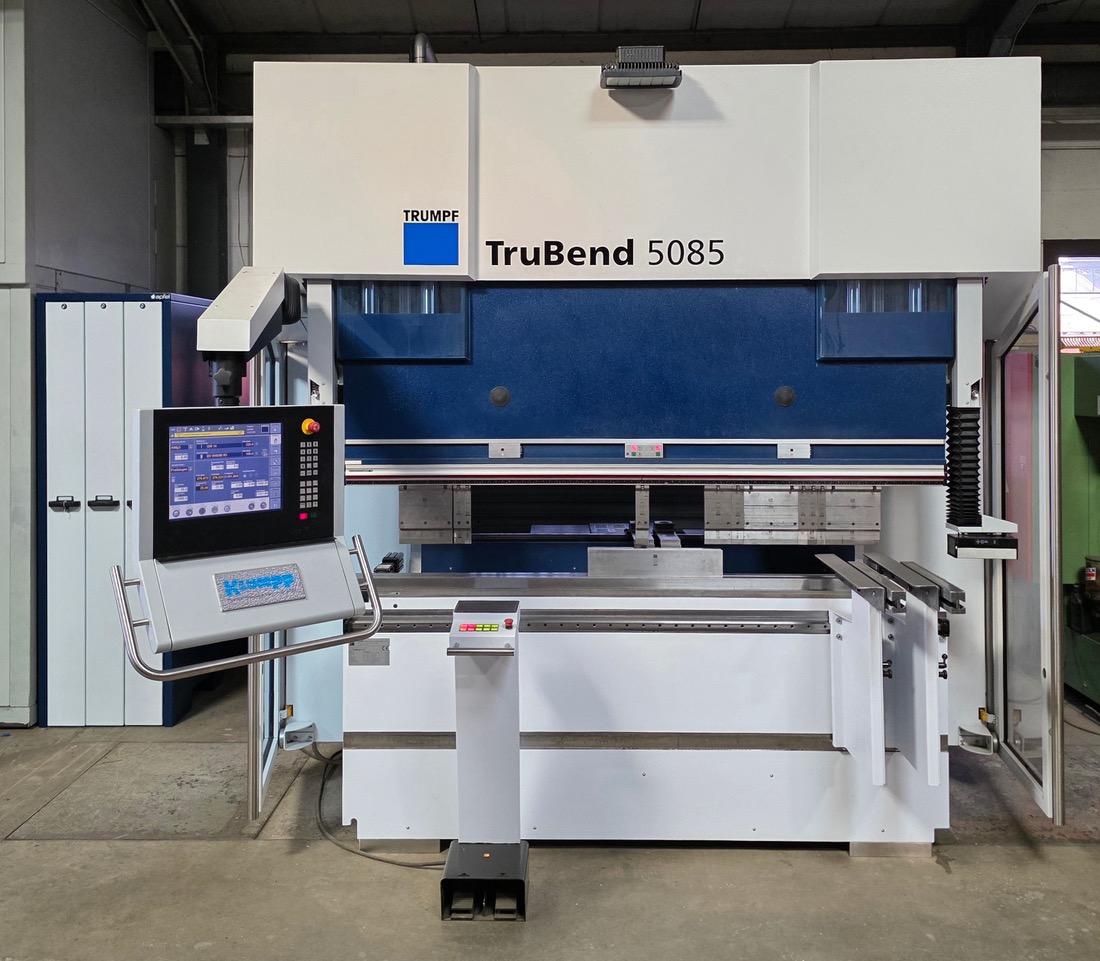 TRUMPF TruBend 5085 Abkantpresse in Industriehalle, weiß-blaue Hydraulikpresse mit digitaler Steuerung für Blechbearbeitung.