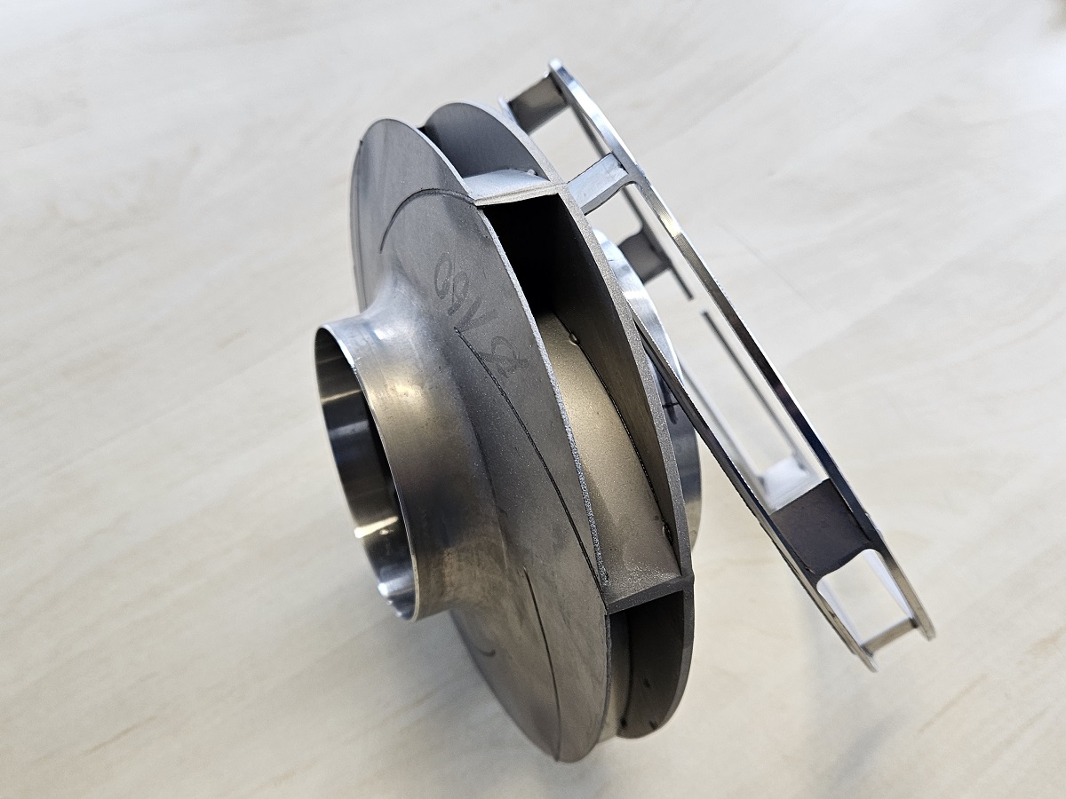 Edelstahl-Spulenhalter mit aufgewickeltem Band, poliertes Metall, Wasserstrahlschnitt-Verarbeitung, industrielle Komponente.