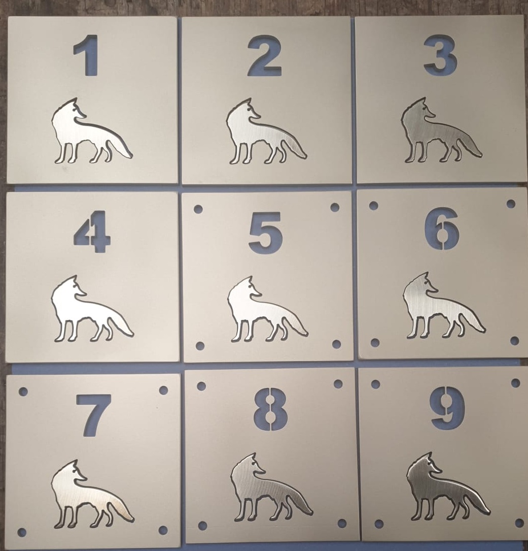 Nummerierte Hausnummern 1-9 aus Edelstahl mit Wolf-Motiv, gefertigt durch Wasserstrahlschneiden von Klumpp in Altlußheim.