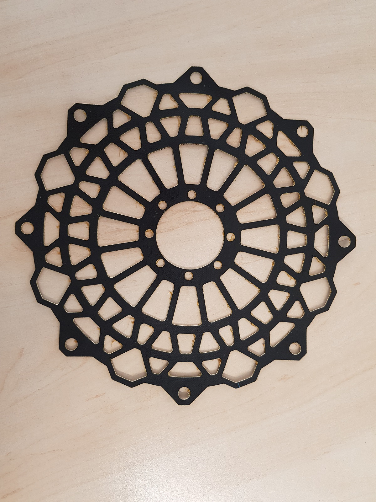 Schwarzes Stahlblech mit geometrischem Mandala-Muster, Wasserstrahlschnitt, dekorative Wandplakette aus Edelstahl.