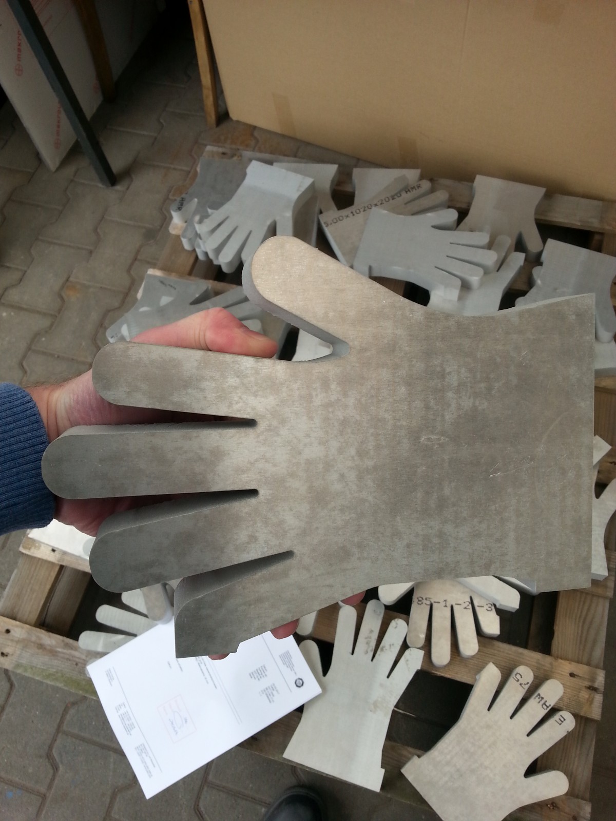 Handschuhe aus Filz und Pappe in verschiedenen Größen, Muster für Edelstahlverarbeitung und Wasserstrahlschneiden.