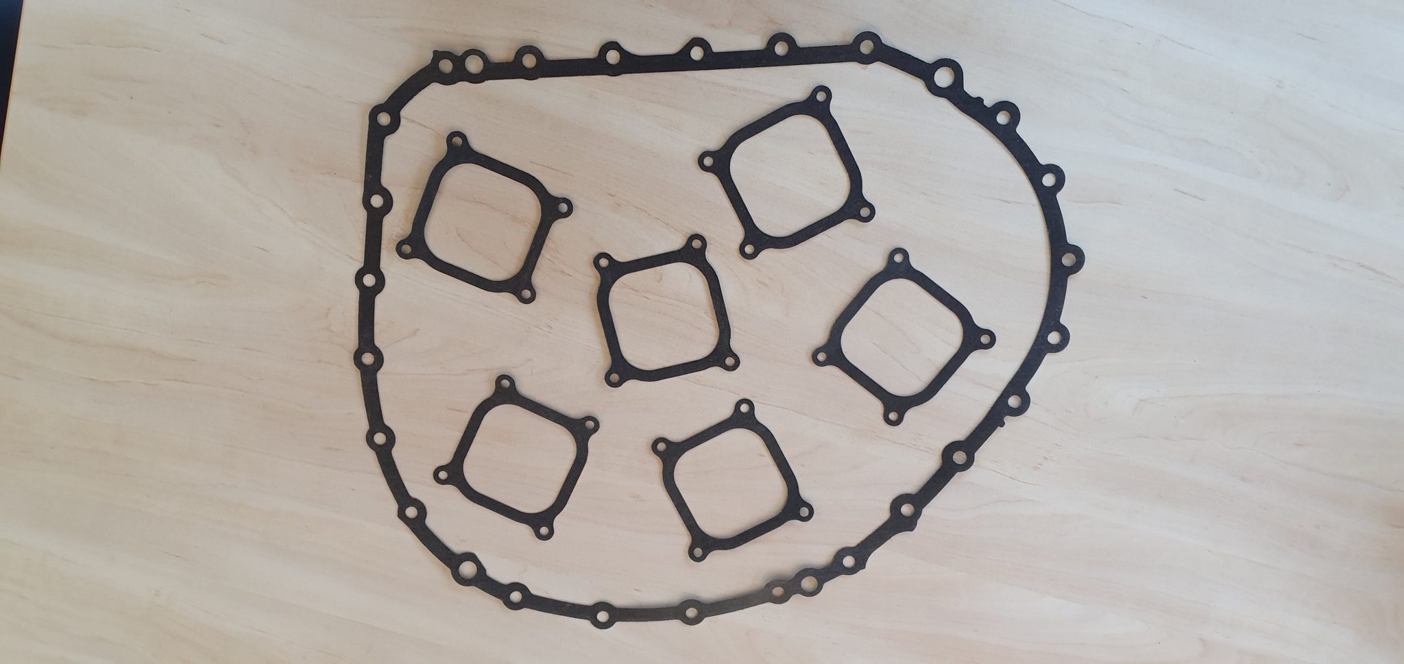 Dichtungssatz aus Elastomer für Motorblöcke, präzisionsgefertigt durch Wasserstrahlschneiden bei Klumpp Edelstahlverarbeitung.