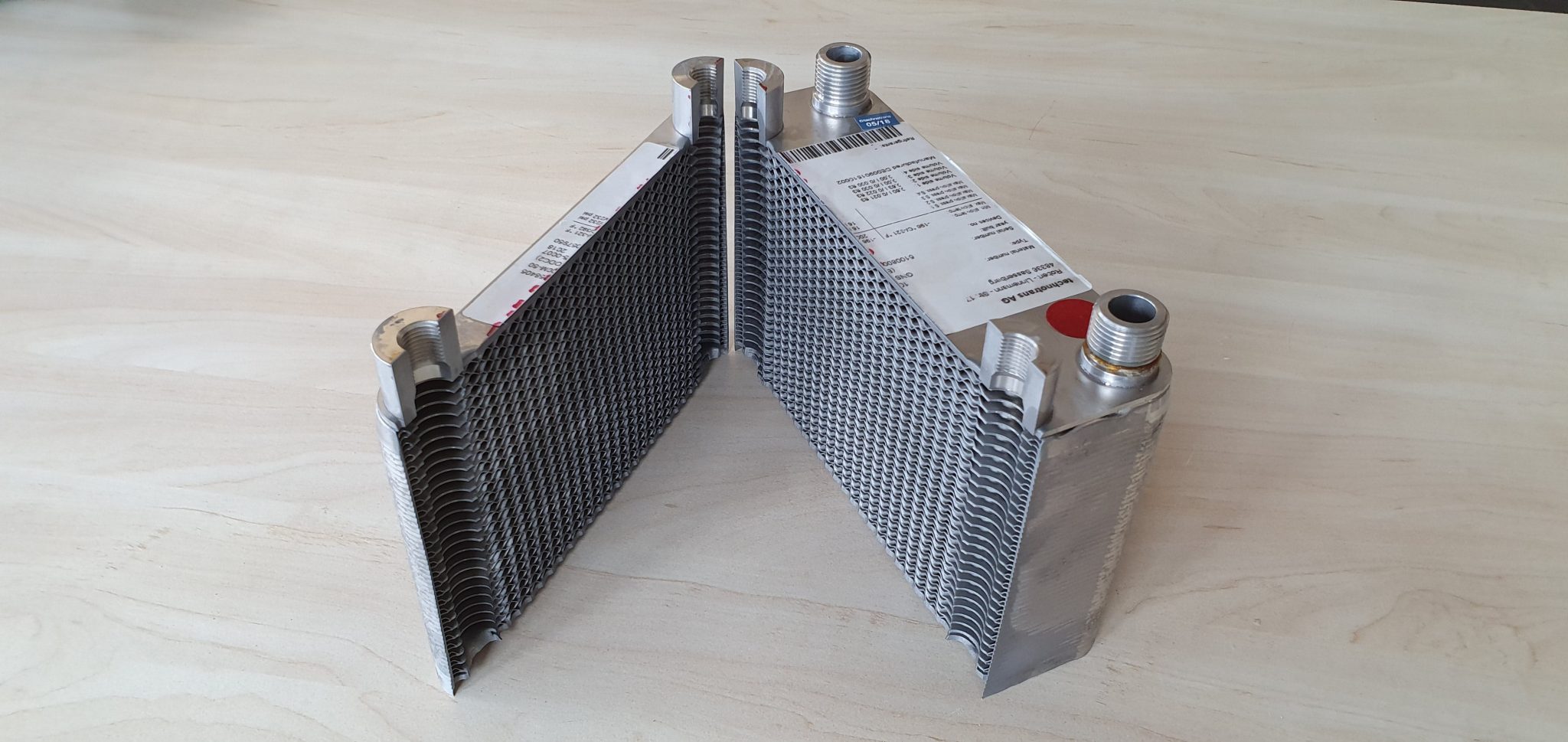 Plattenwärmetauscher aus Edelstahl mit Anschlüssen, professionelle Wärmeaustauschanlage für Industrieanwendungen.