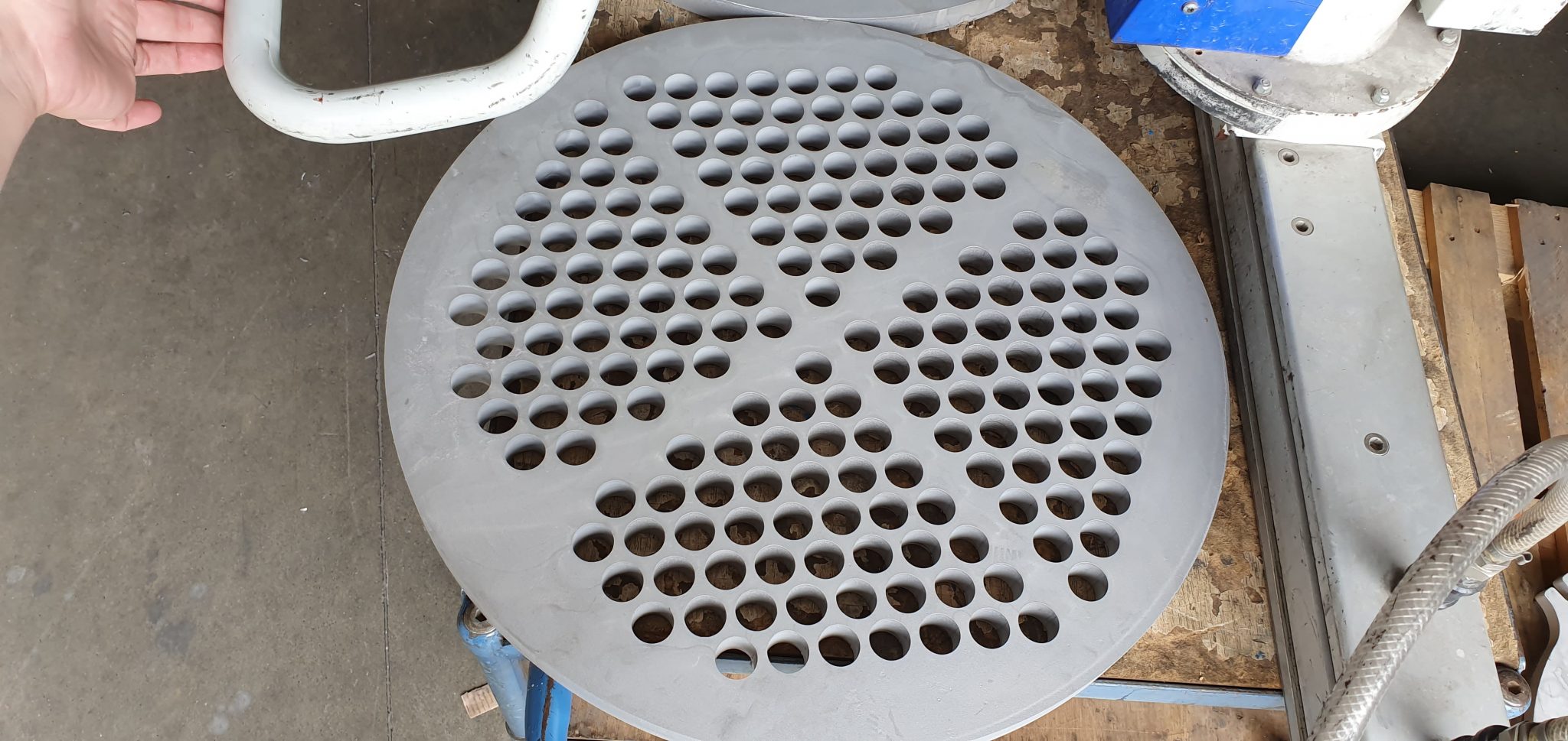 Runde Edelstahlplatte mit Lochmuster für industrielle Anwendung, Wasserstrahlschnitt von Klumpp Edelstahlverarbeitung.