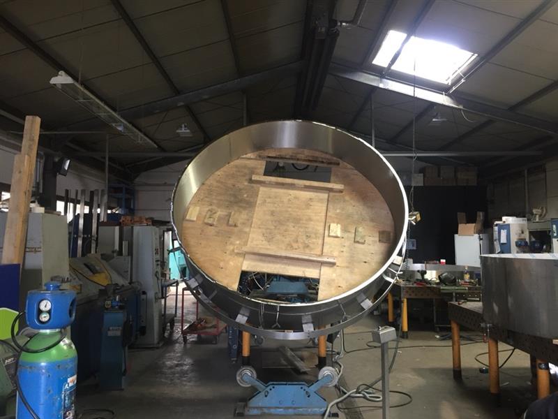 Großer Edelstahlbehälter in Werkstatt von Klumpp, Spezialunternehmen für Edelstahlverarbeitung und Wasserstrahlschneiden in Altlußheim.