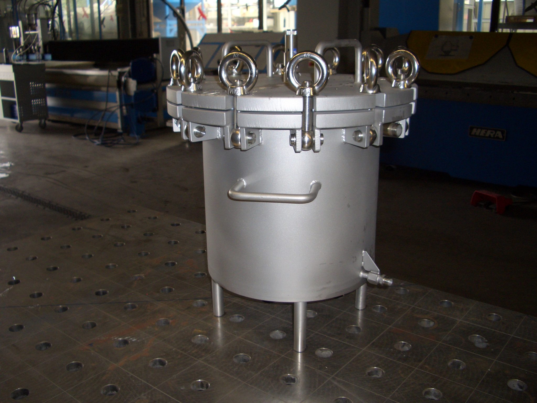 Edelstahl-Druckbehälter mit Verschlussdeckel und Tragegriff in Industriewerkstatt, Klumpp Edelstahlverarbeitung.