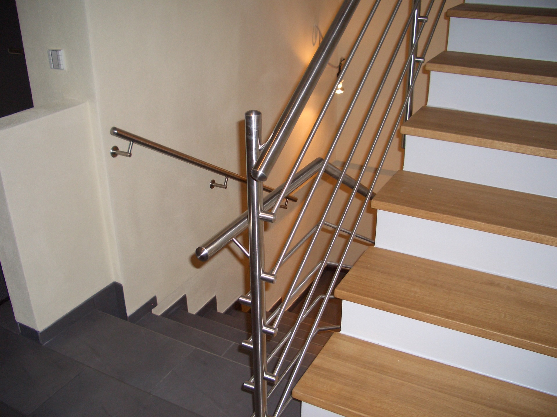 Moderne Edelstahl-Treppengalerie mit Holzstufen, Edelstahlhandlauf und Geländer, professionelle Verarbeitung von Klumpp.