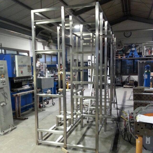 Edelstahl-Rahmengestell in Werkstatt mit Maschinen, Klumpp Edelstahlverarbeitung Altlußheim