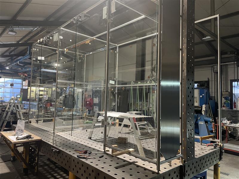 Edelstahl-Werkstattbox mit Glasschiebetüren auf Werkbank in Industriehalle, Klumpp Edelstahlverarbeitung