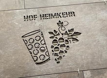 Hopfenblatt und Bierglas als Edelstahl-Wasserstrahlschnitt, Klumpp Altlußheim Spezialist für Metallverarbeitung und Kunstobjekte.