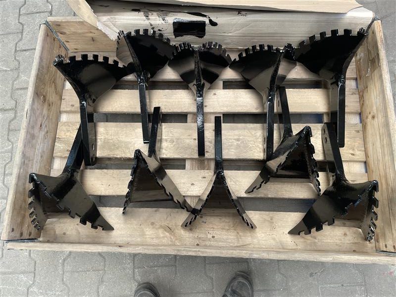 Schwarze Stahlwerkzeuge und Fräser in Holzbox, Edelstahlverarbeitung Klumpp Altlußheim.