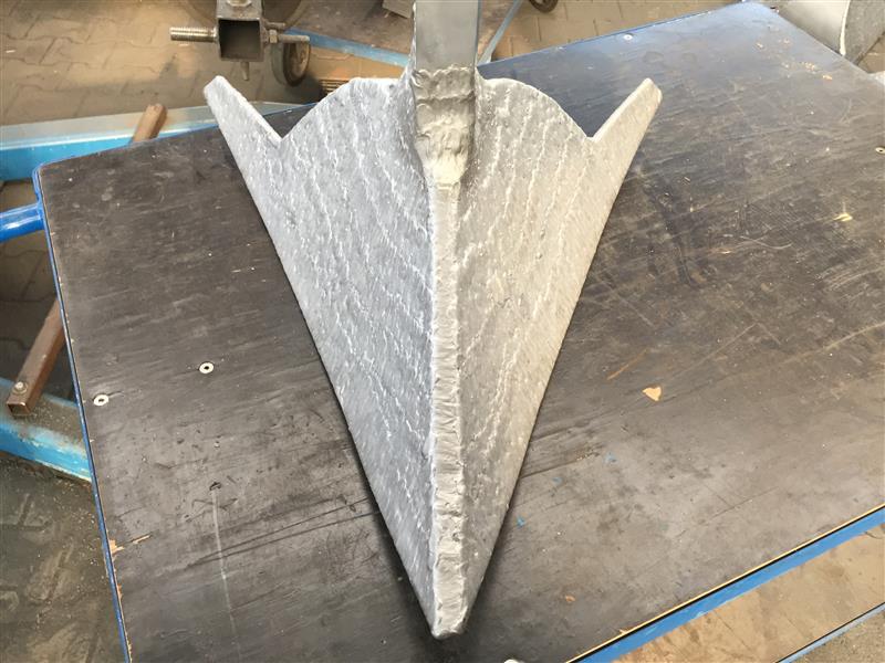 Wasserstrahgeschnittenes Aluminium-V-Profil auf Werkstattpalet, Detailansicht der präzisen Schnittkanten