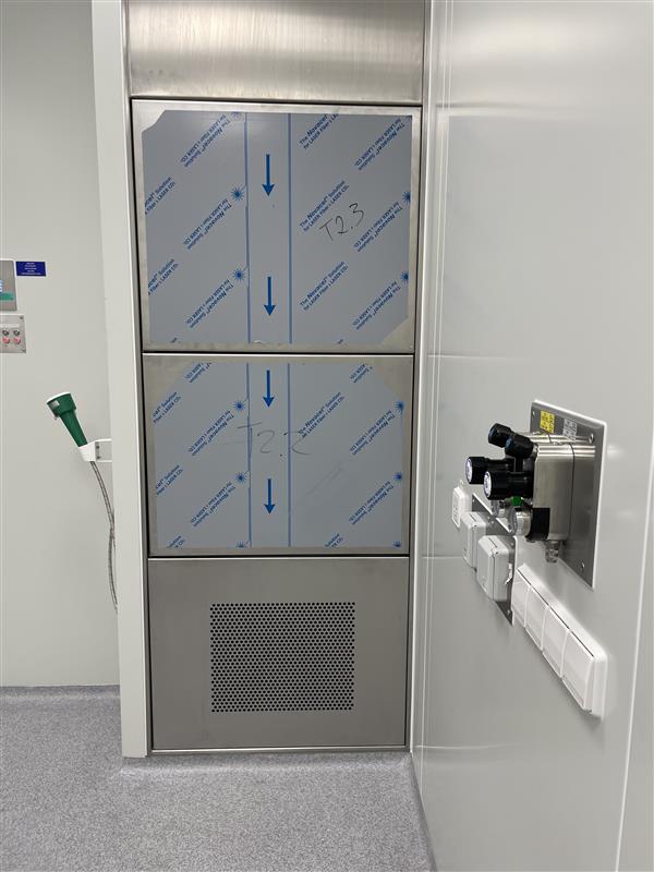 Edelstahl-Laborkühlschrank mit Glastüren und Durchlicht-Beschriftung in modernem Laborraum mit Wandanschlüssen.