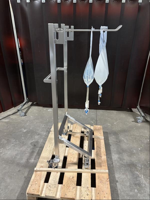 Edelstahl-Infusionsständer mit zwei hängenden Tropfbeuteln auf Holzpalette, Wasserstrahlschnitt-Fertigung von Klumpp Altlußheim.