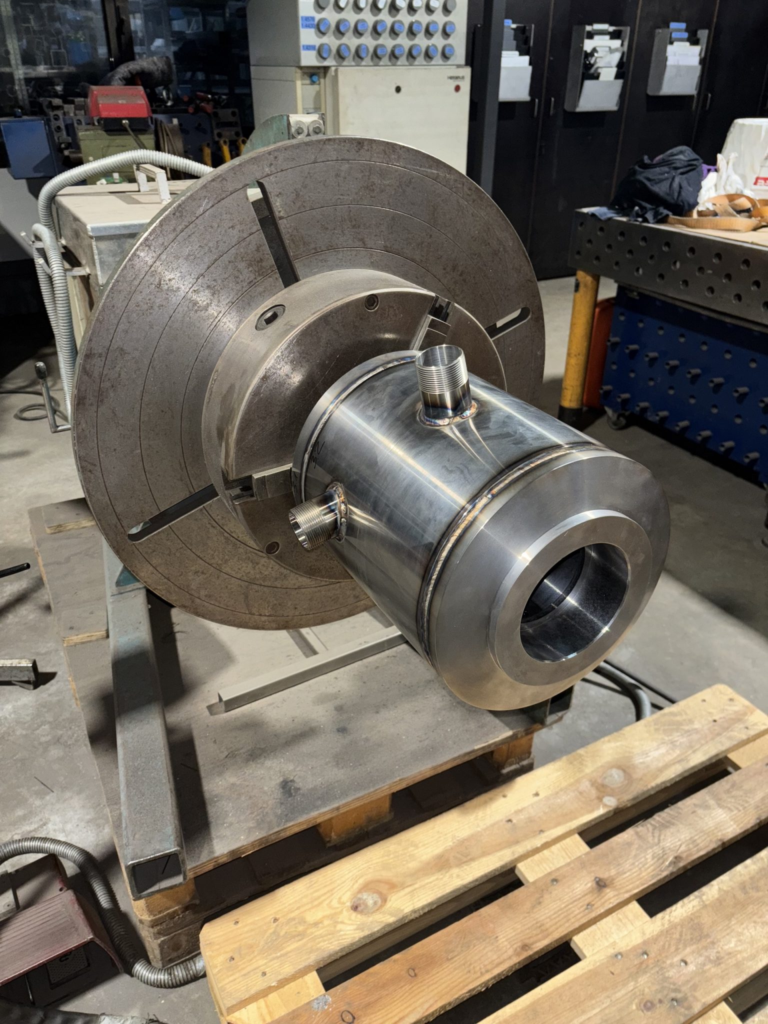 Edelstahl-Rotor mit großer Schleifscheibe auf Werkstattboden, Klumpp Edelstahlverarbeitung Altlußheim