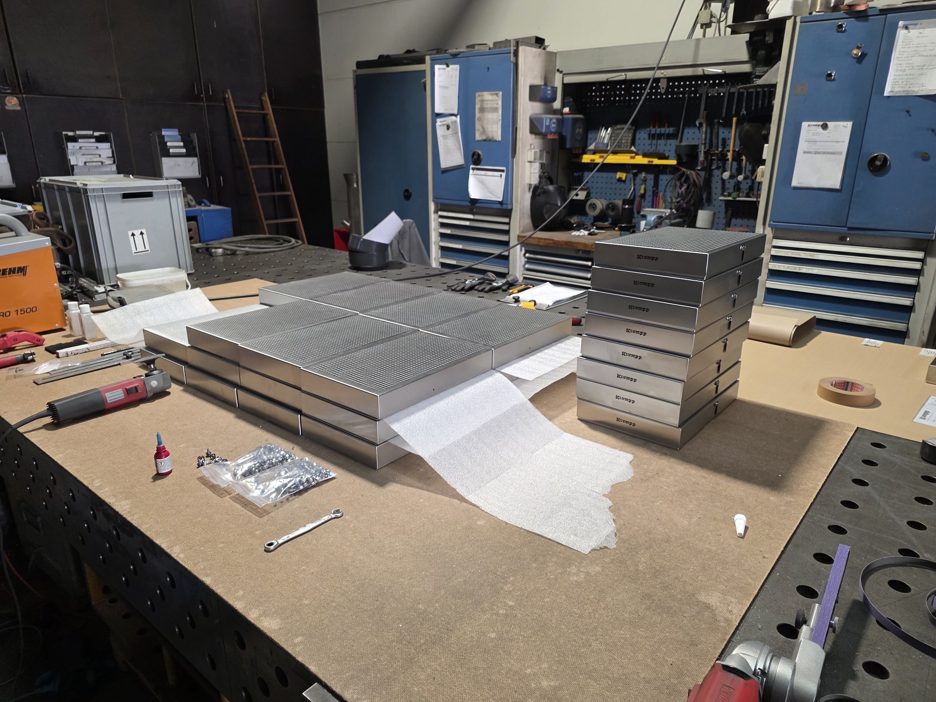 Edelstahlplatten und Schneidwerkzeuge in der Werkstatt von Klumpp Wasserstrahlschneiden, professionelle Metallverarbeitung und Zuschnittservice.