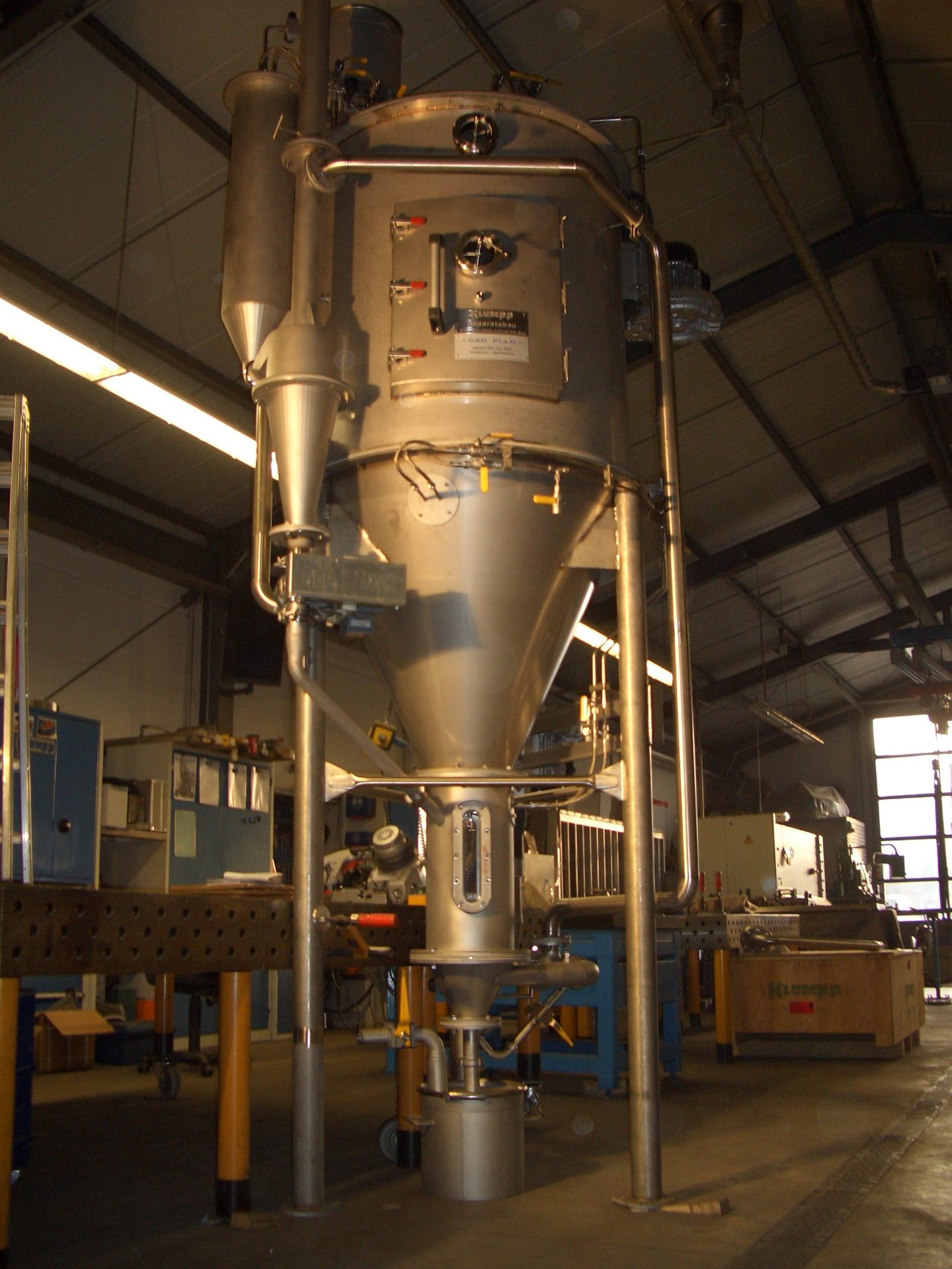 Großer Edelstahl-Behälter mit Steuerungselementen in Industriehalle, Klumpp Anlagenbau und Edelstahlverarbeitung.