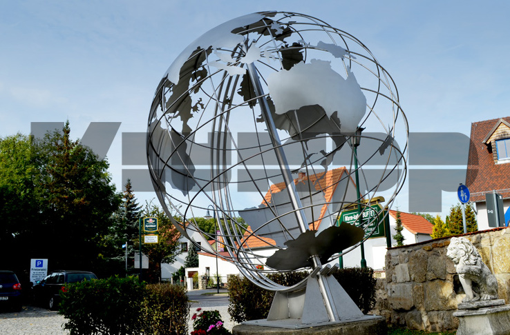 Große Edelstahl-Globusskulptur vor modernem Gebäude, Kunstwerk der Klumpp Edelstahlverarbeitung in Altlußheim, handwerkliche Stahlverarbeitung.