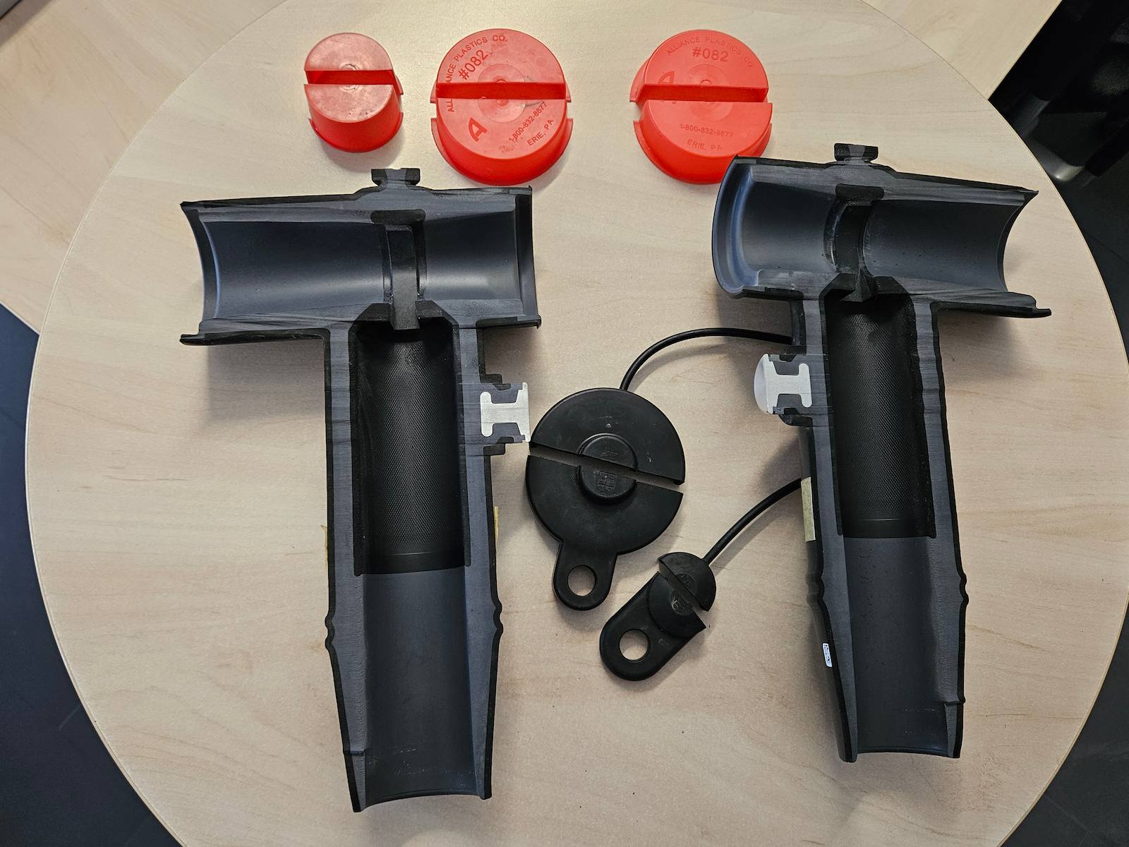 Aquariumfilter-Set mit zwei schwarzen Behältern, roten Deckeln, Saugern und Schläuchen auf Holztisch.