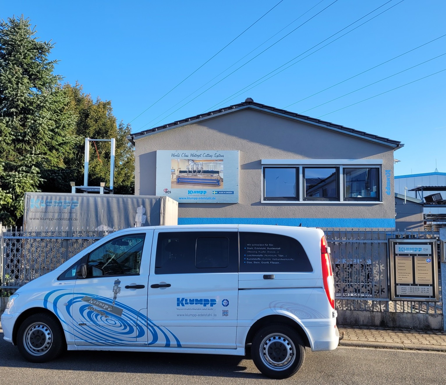 Klumpp Edelstahlverarbeitung Firmengebäude mit blau-weißem Servicewagen und Logo in Altlußheim.